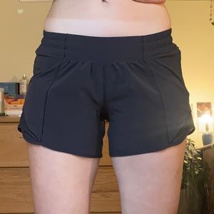 Lululemon 2.5” Black Hotty Hot Short Size 4